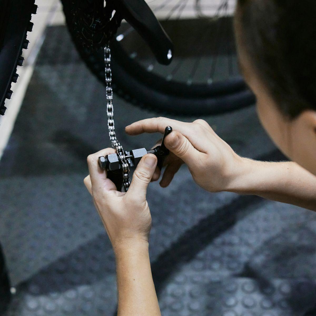 Kit vélo : outils, pompe et pied d'atelier Decathlon, photo 2 sur 4