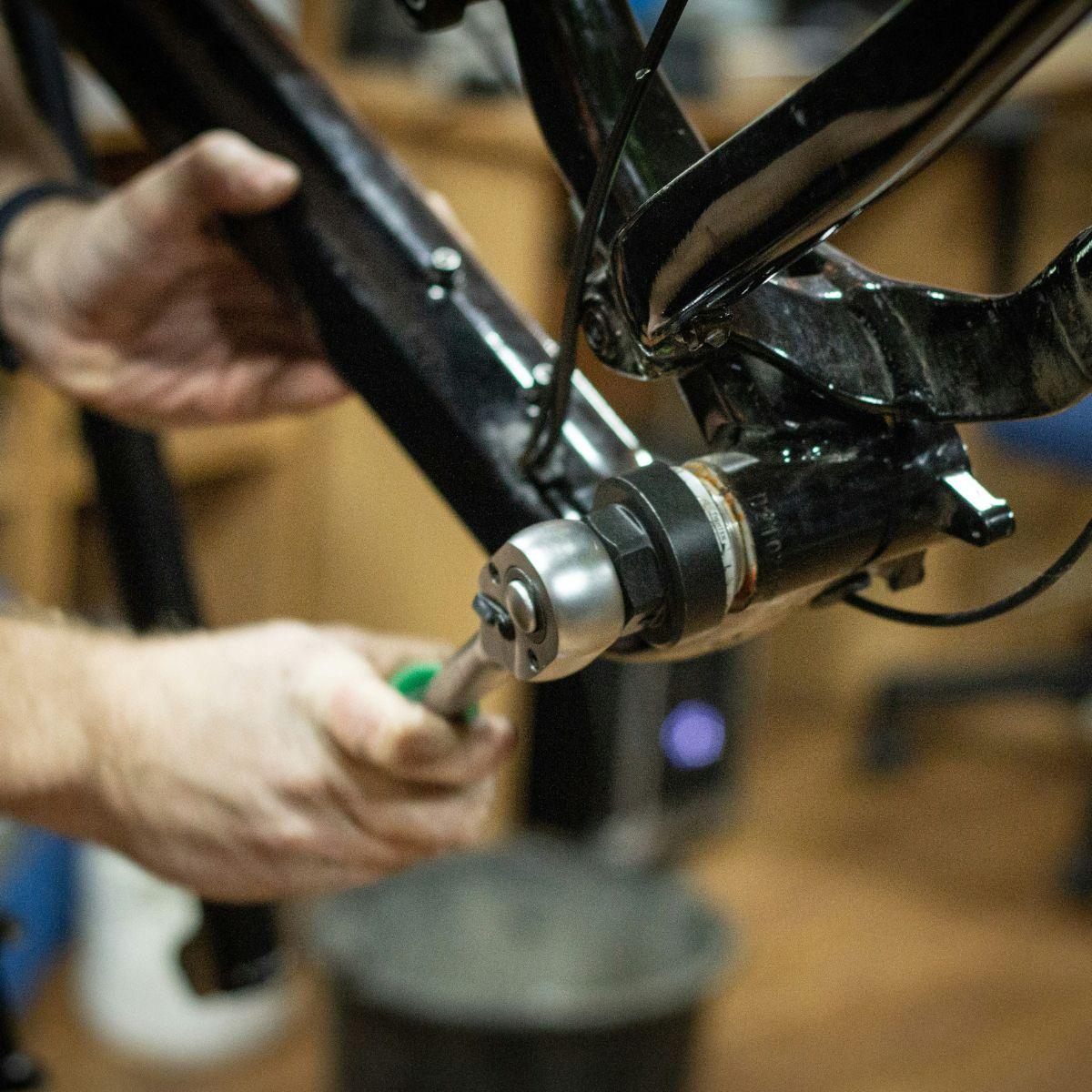 Kit vélo : outils, pompe et pied d'atelier Decathlon